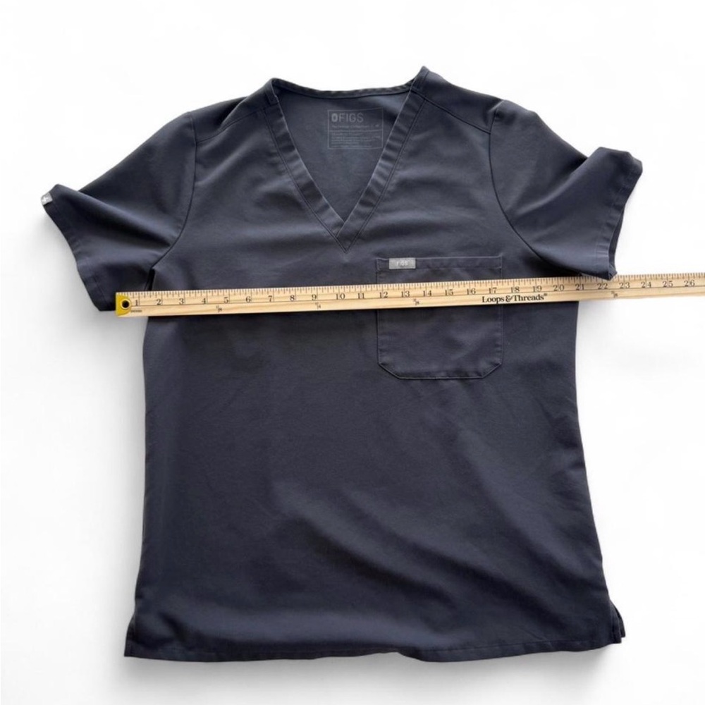 Women’s FIGS Dark Grey Medical Technical Collection V Neck Scrub Top - Picture 4 of 4